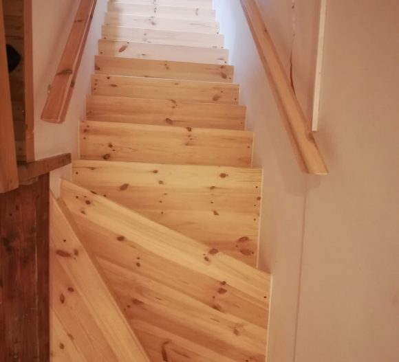 Fa szerkezetű lépcső
