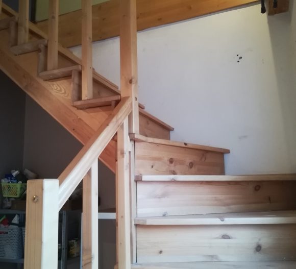 Borovi fenyő fa szerkezetű lépcsőő
