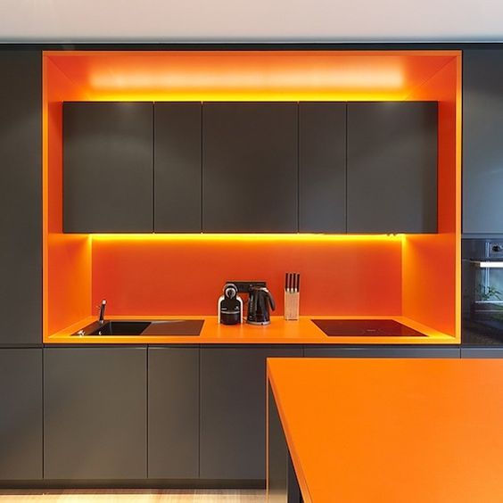 narancssárga modern konyhabútor rejtett világítással