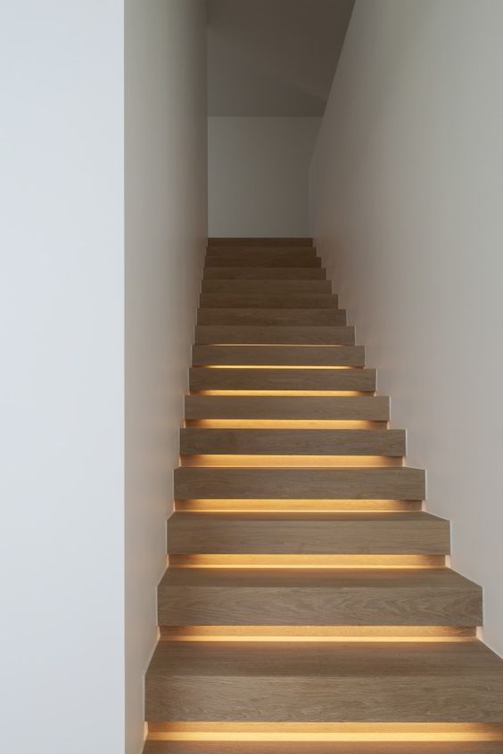 Fa lépcső készítés korlát nélkül, rejtett LED világítással