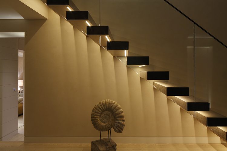 Lebegő fokos lépcső készítés LED világítással