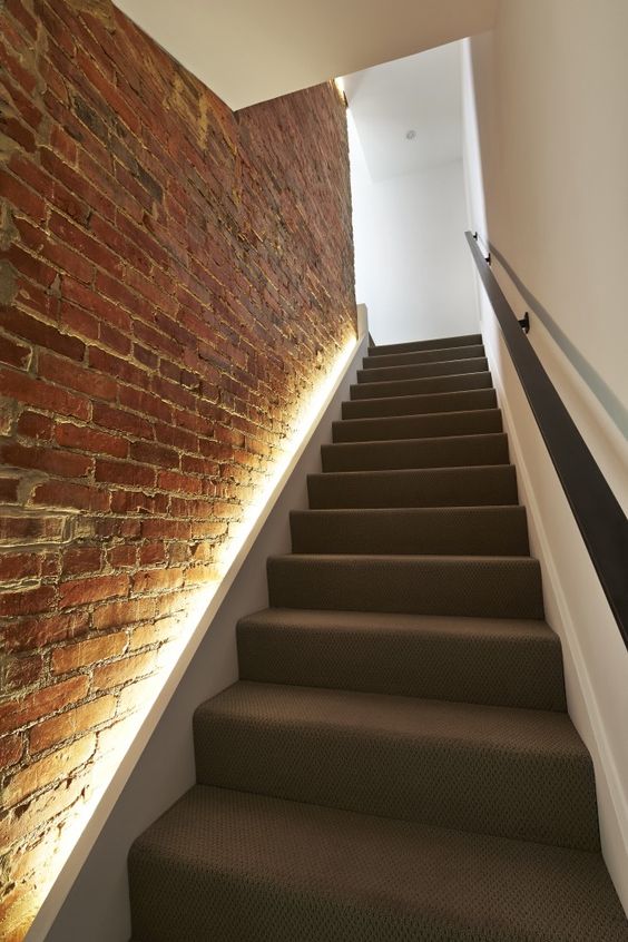 modern beton szerkezetű lépcső készítés rejtett oldalsó LED világítással