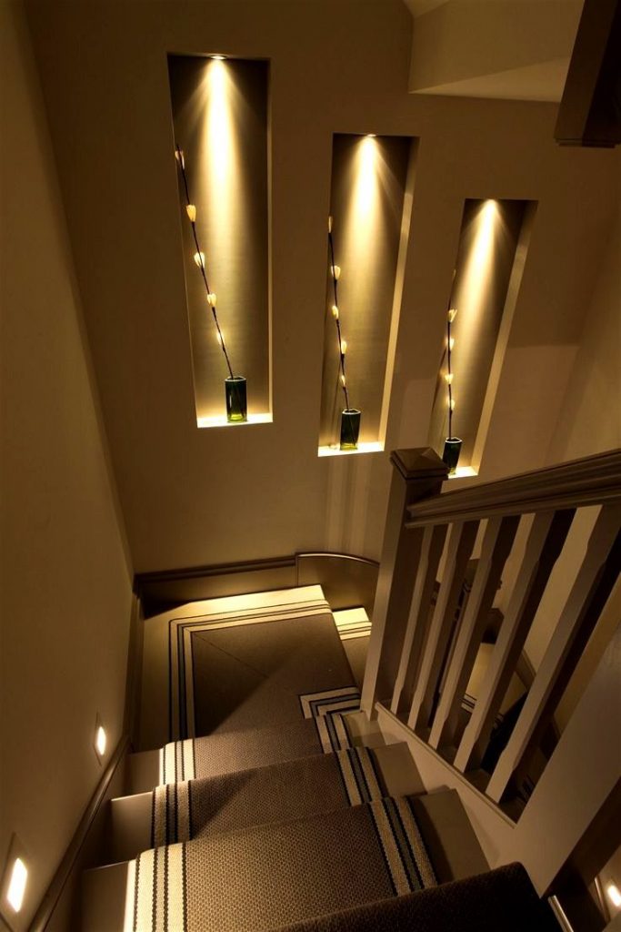 Beton szerkezetű lépcső készítés fa korláttal és hangulat világítással