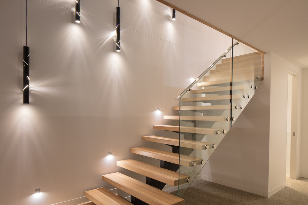 Fa lépcső készítés üveg korláttal és rejtett világítással