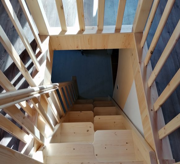 Szűk helyekre szamba fa szerkezetű lépcső