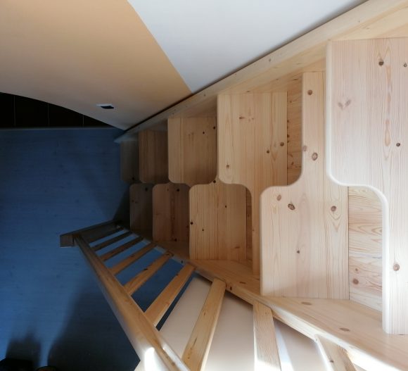 Szűk helyekre szamba fa szerkezetű lépcső