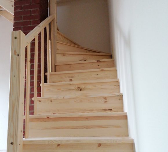 Fa szerkezetű borovi fenyő lépcső