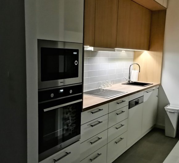 Fehér magasfényű, tölgy keretes modern konyha