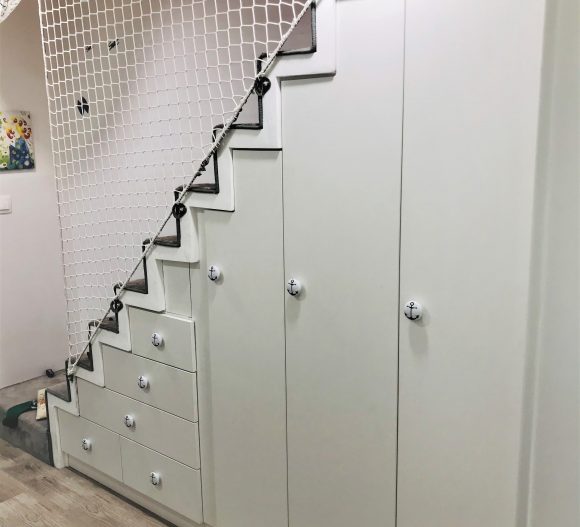 Beépített lépcső alatti bútor