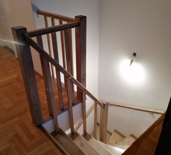 Fa szerkezetű íves lépcső