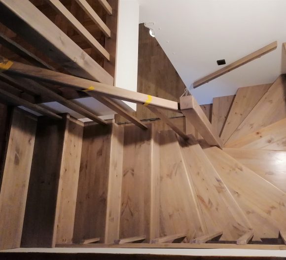 Fa szerkezetű íves lépcső